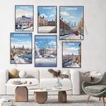 Une collection d'affiches vintage représentant des villes célèbres comme Prague, Madrid, Londres, Stockholm, Washington DC et Rome, accrochées sur un mur blanc dans un salon cosy.