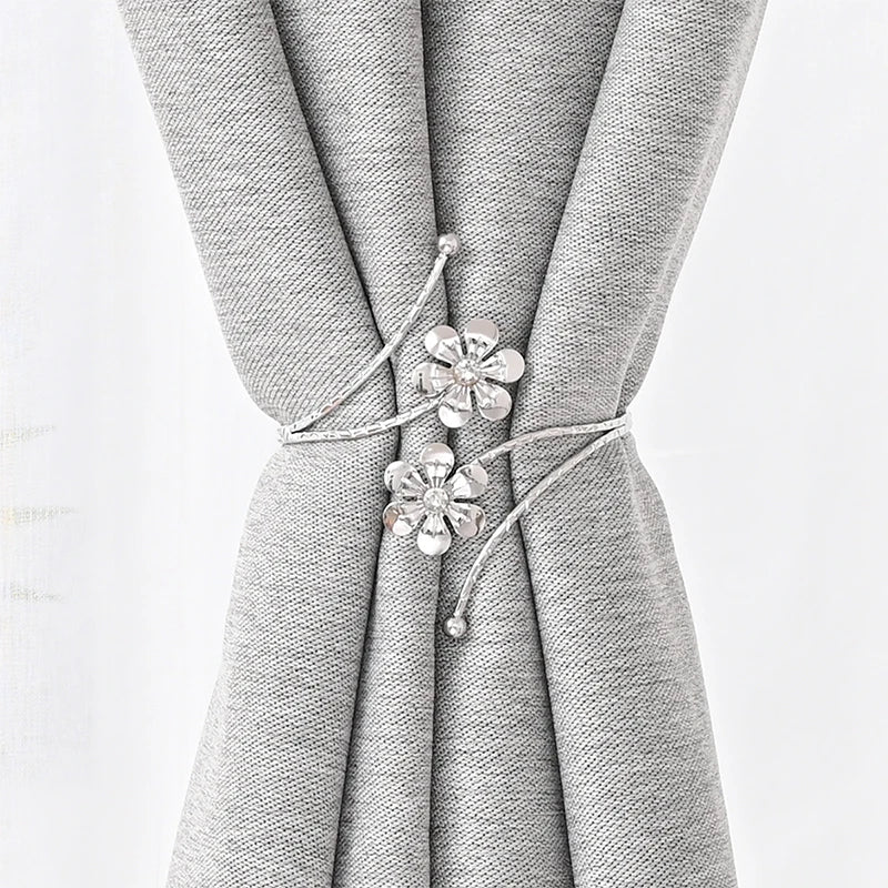 anneaux fenêtre or argent fleurs stylisées modernes élégants anneaux métalliques opaques inclusion fleurs