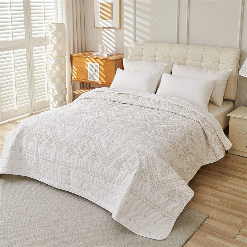 Détail de la broderie sur le couvre-lit matelassé