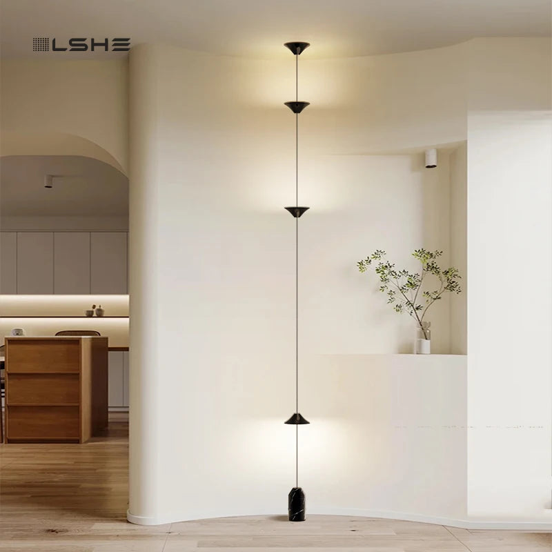 lampe moderne posée triangle noir doré matériaux fer aluminium led branchement électrique certifications multiples