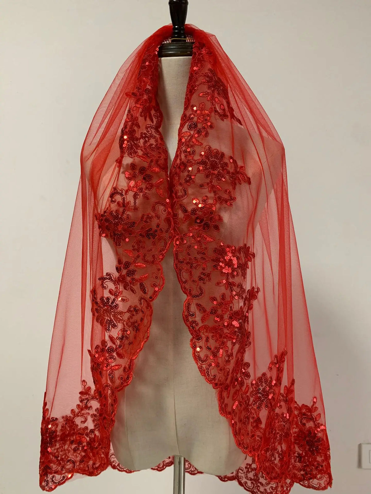 voile mariée femme longueur épaule rouge motif floral dentelle élégant opacité écharpe inclusion fixations