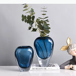 vase moderne transparent bleu foncé bulles fleurs artificielles feuilles bougie minimaliste