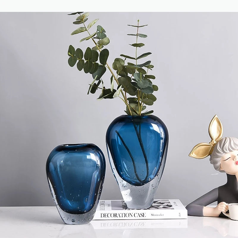 vase moderne transparent bleu foncé bulles fleurs artificielles feuilles bougie minimaliste