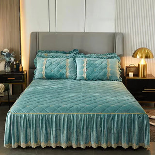 Couvre-lit matelassé en velours cristal avec jupe dentelle - Luxe et confort pour chambre