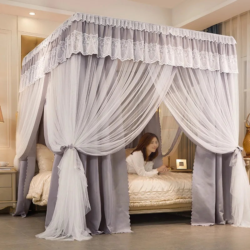 Un cadre de lit douillet dans une chambre élégante, décoré de rideaux gris et blancs donnant une ambiance romantique et luxueuse.
