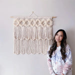tapisserie macramé blanche motifs géométriques franges boho chic crochets bois
