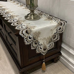 chemin table dentelle broderie fleurs pompon beige noir décor classique élégant maison