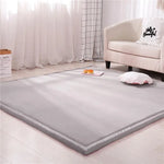 Tapis rectangulaire moderne rouge dans un couloir