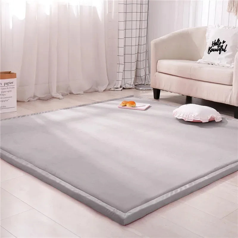 Tapis rectangulaire moderne rouge dans un couloir