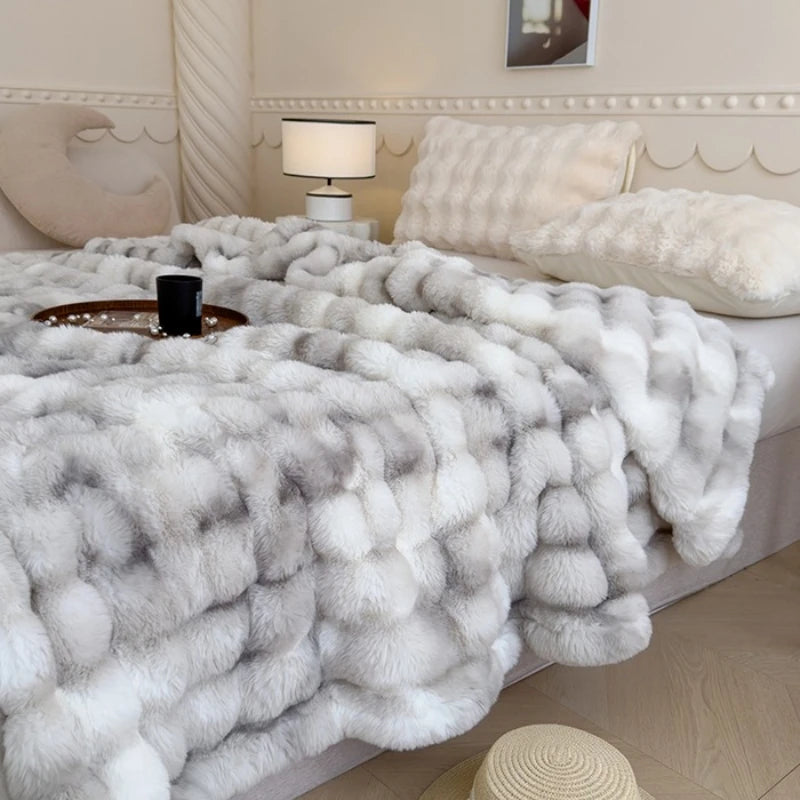 Une couverture en fourrure gris clair qui ajoute une touche de luxe et de confort à cette chambre chaleureuse et élégante.