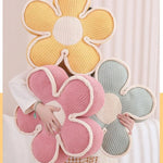 coussin moderne fleurs arrondies bordure blanche couleur noir blanc jaune rose grisclair