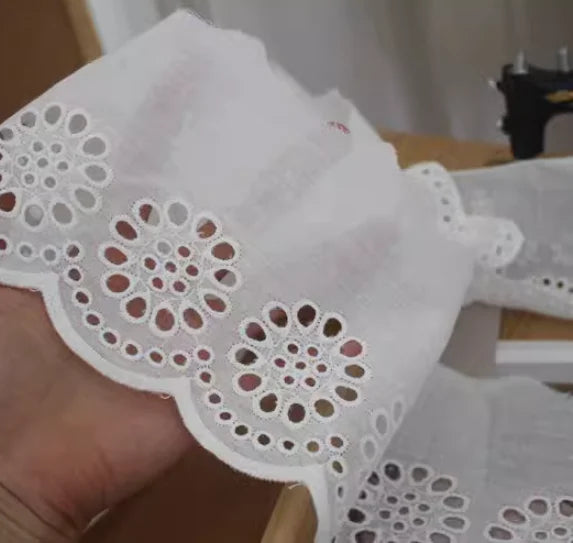 dentelle coton blanc motifs floraux ajourés texture vintage mètre écologique translucent