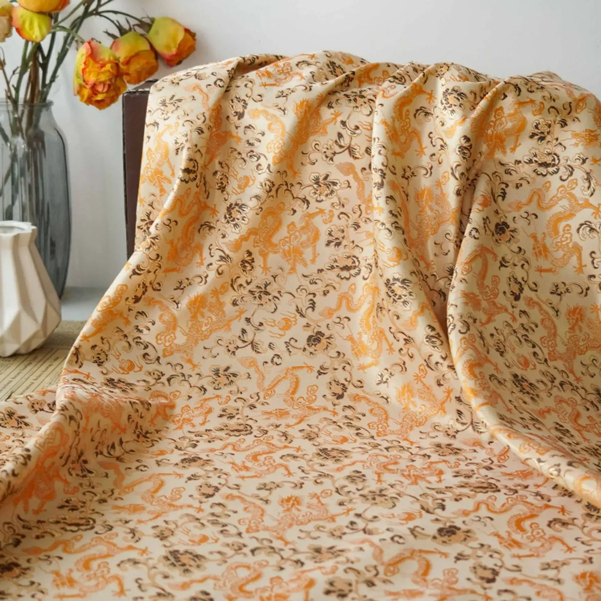 tissu brocart polyester largeur 150cm motifs floraux orientaux beige orange marron décoration traditionnelle Jacquard
