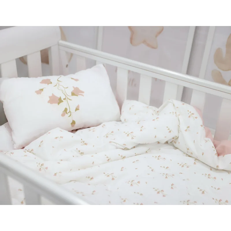 ensemble literie enfant literie bébé blanc rose bleu motifs floraux doux coton