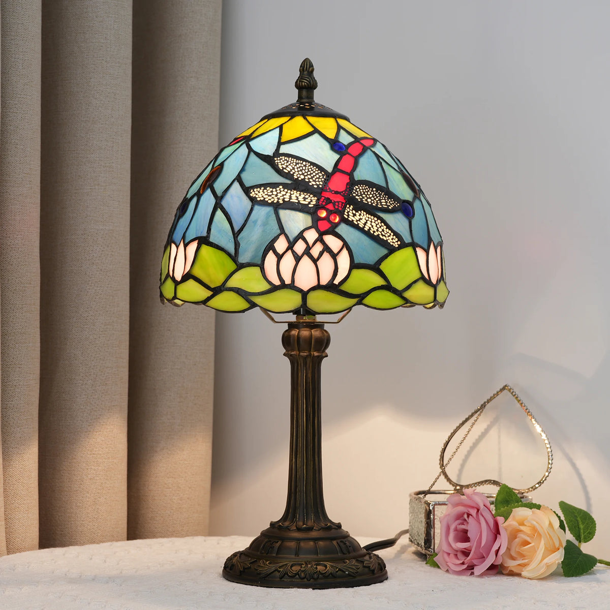 lampe table tiffany motif floral couleurs vives verre opaques interrupteur bouton poussoirDecoration chambre moderne