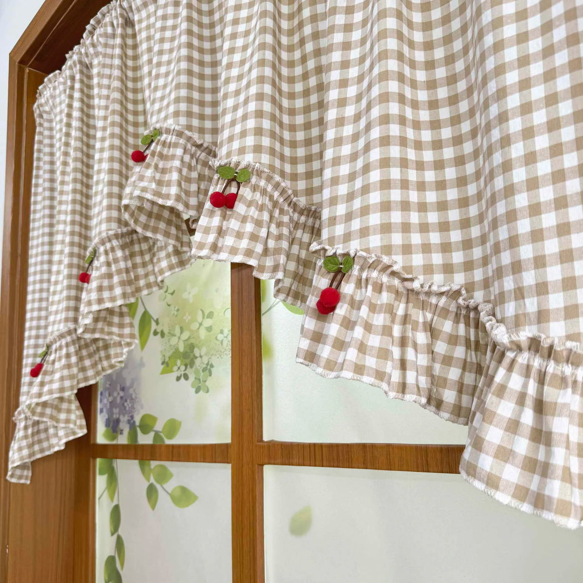 Rideau rétro installé sur petite fenêtre de cuisine avec décoration intérieure