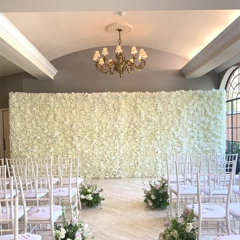 Mur de fleurs blanc utilisé comme fond de mariage élégant