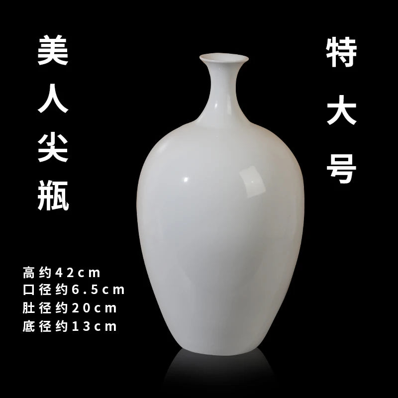 Vase de porcelaine blanche élégant et épuré, avec des dimensions imposantes et des proportions harmonieuses.