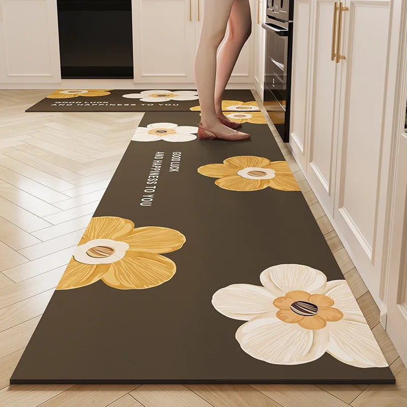 Tapis de cuisine élégant avec des fleurs jaunes et blanches sur un fond sombre, idéal pour ajouter une touche de style à la décoration de la pièce.