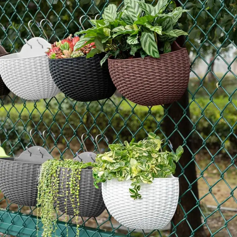 Pots suspendus imitation tressage blanc noir marron foncé système irrigation succulentes