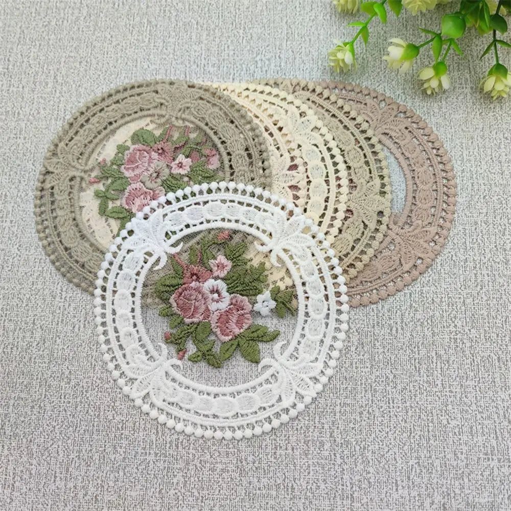 serviettes table brodées fleurs dentelées beige rose vert traditionnelles 12cm respectueuses environnement