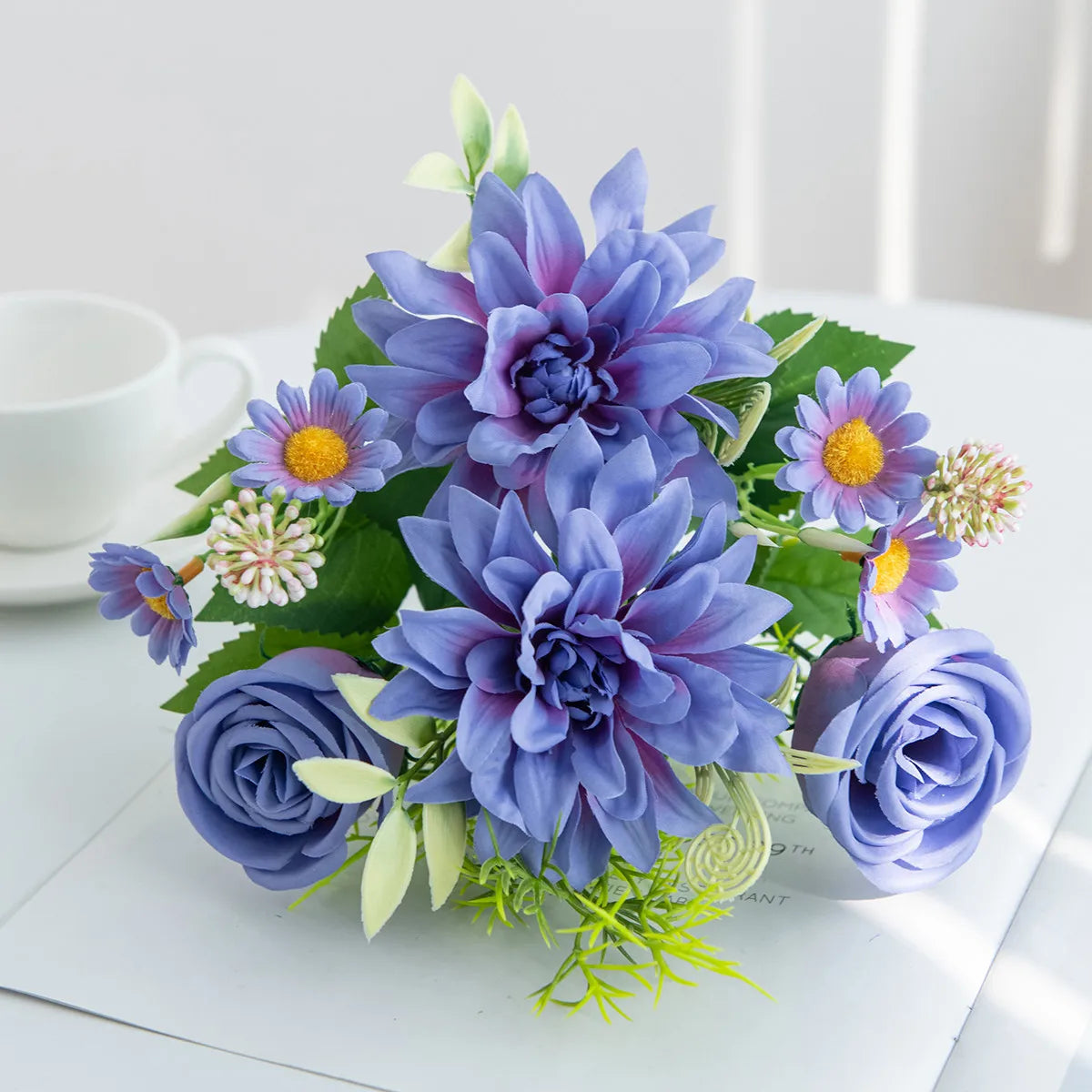 bouquet fleurs artificielles rose clair blanc orange violet dahlia marguerites feuilles vertes réaliste décoration