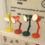 lampe table moderne adhésive couleurs vives orange rose vert jaune matériau lisse minimaliste