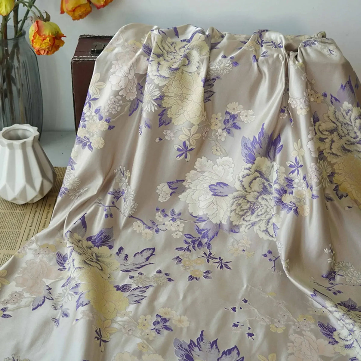 tissu brocart polyester floral motifs pivoines beige jaune violet classique satiné coudre robe