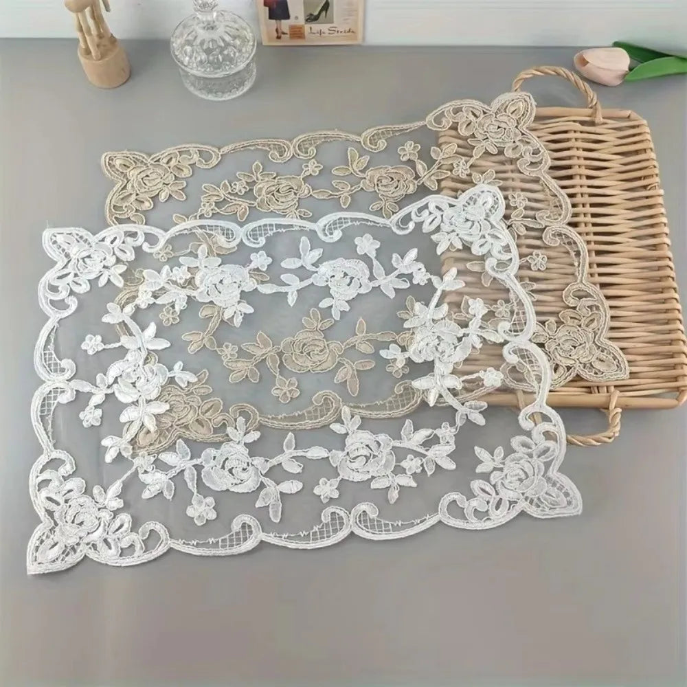 serviettes table dentelle florale blanc beige classique romantique table manger fête pâques