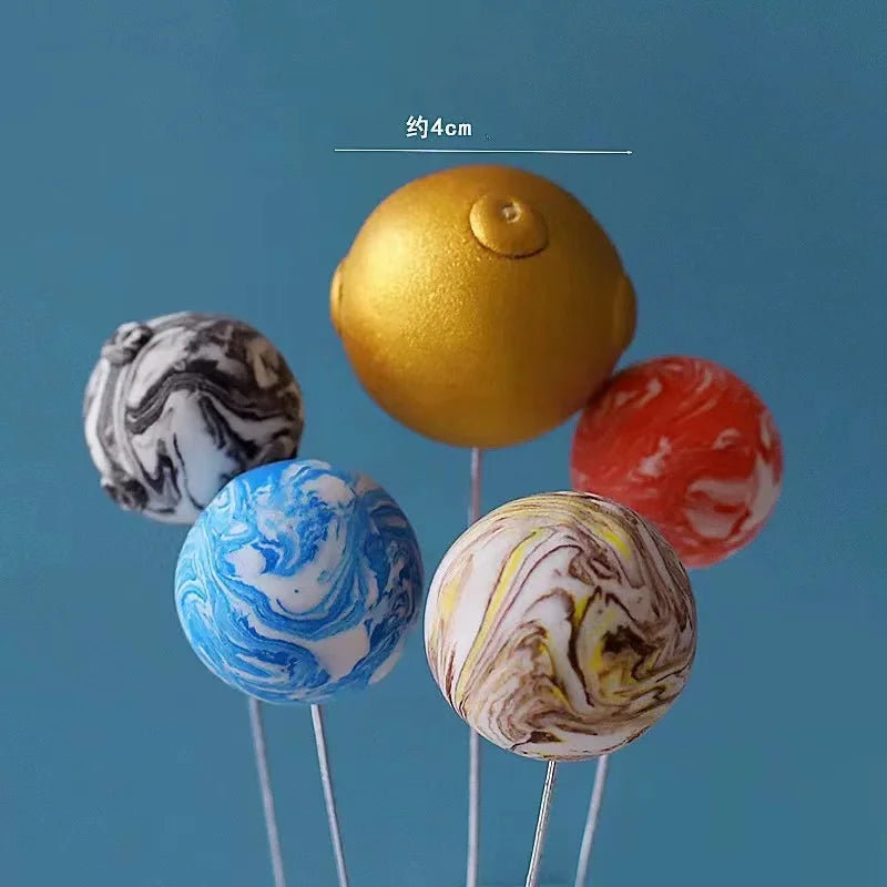 décoration gâteau thème spatial astronautes planètes fusée étoiles anniversaire enfants moderne
