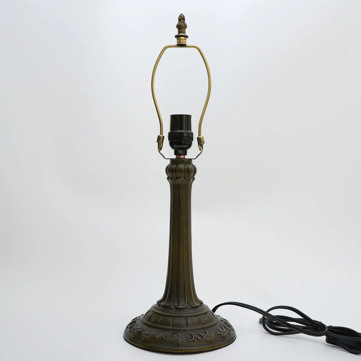 lampe table classique base métal ornements floraux couleur bronze câble interrupteur H48cm Dia16.6cm