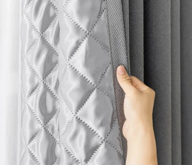 Rideaux isolants thermiques gris avec motif capitonné en losange, offrant une touche d'élégance moderne pour la décoration intérieure. Idéal pour réduire le bruit et améliorer l'efficacité énergétique des pièces. Parfait pour les salons, chambres et bureaux.