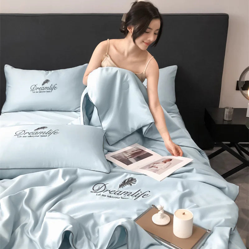 drap lit bleu clair broderie plumes bordure dorée moderne élégant coton doux maison