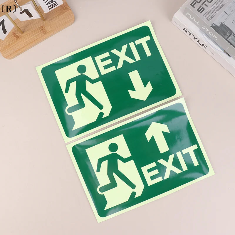 panneau sortie lumineux vert blanc silhouettes flèches moderne sécurité évacuation