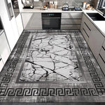 Sol en marbre noir et blanc avec bordure grecque dans une cuisine moderne.