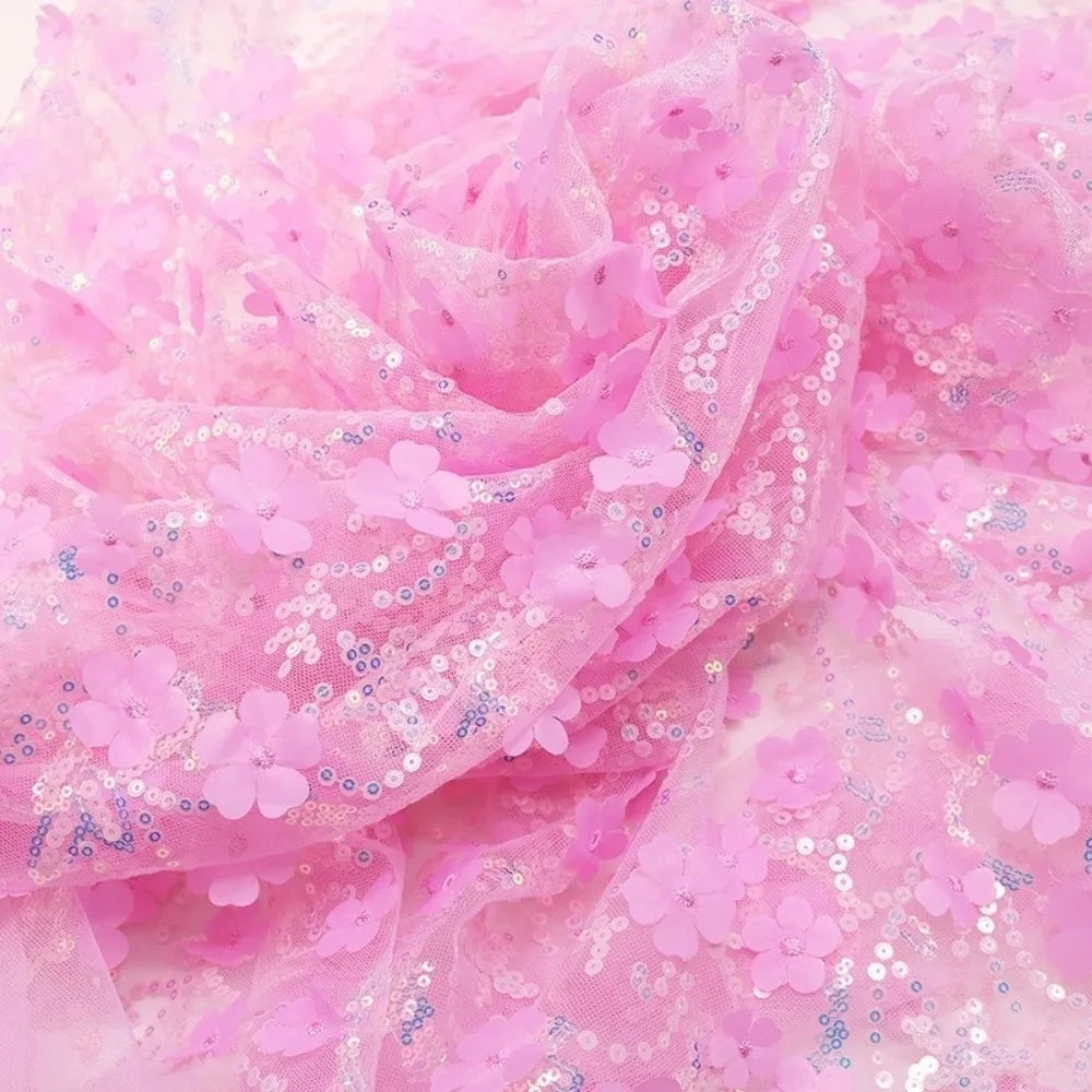 tissu vert clair jaune rose blanc fleurs blanches paillettes dorées tulle brodé élégant décoratif