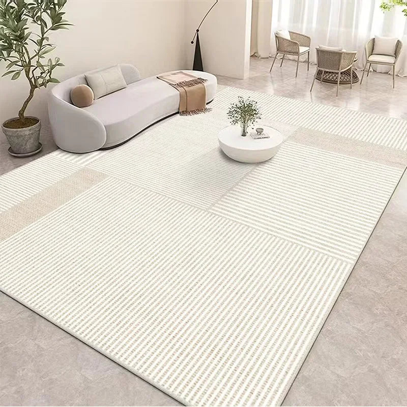 Le tapis de sol blanc et beige avec des rayures discrètes crée une ambiance minimaliste et épurée dans ce salon apaisant.
