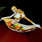Sculpture decorative moderne femme corbeille fruits blanc or motif ondule 60cm haute