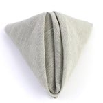 Un plaid en lin gris clair texturé, doux et apaisant, parfait pour se détendre sur un canapé ou une chaise.
