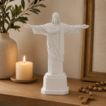 statue jésus christ blanc pose ouverte bras tendus base octogonale décoration intérieure religieuse chambre