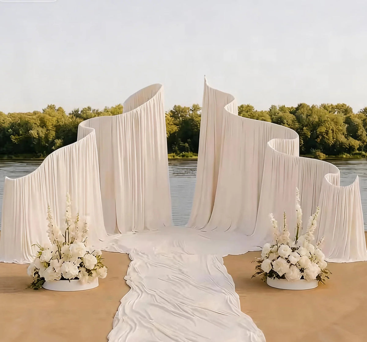 rideau fond blanc crème élégant tissu plissé semi transparent cérémonie mariage moderne sculptural