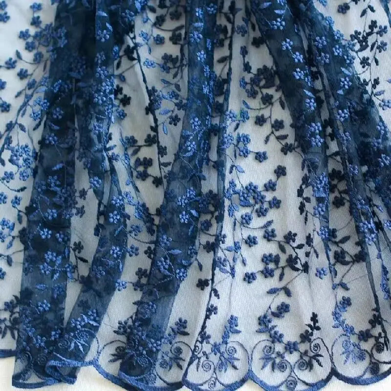 tissu polyester brodé fleurs feuilles blanc rose rouge bleu marine translucide 130cm romantique