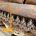 Luxueuse tenture de lit ornée de riches motifs floraux et de bordures en dentelle, créant une ambiance raffinée et élégante dans une chambre.