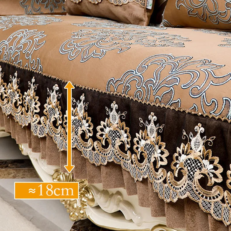 Luxueuse tenture de lit ornée de riches motifs floraux et de bordures en dentelle, créant une ambiance raffinée et élégante dans une chambre.