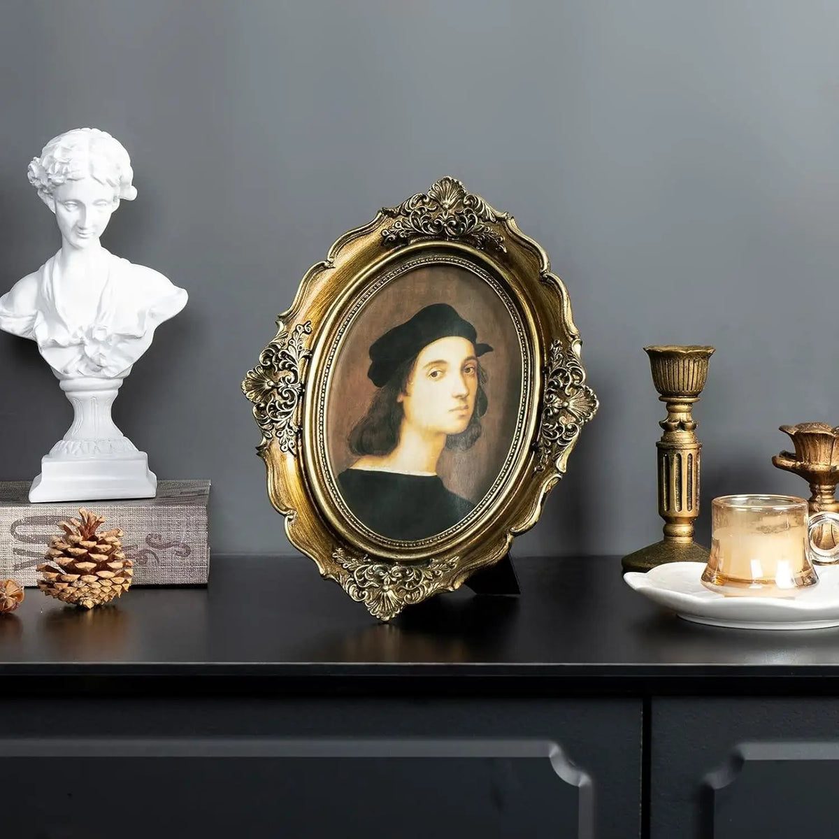 cadre photo ovale vintage portraits anciens relief floral verre transparent or vieilli posé accroché