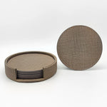 Un ensemble de sous-verres en tissu brun foncé avec une surface texturée et des bords finement cousus, offrant un design élégant et pratique pour protéger les surfaces de table.