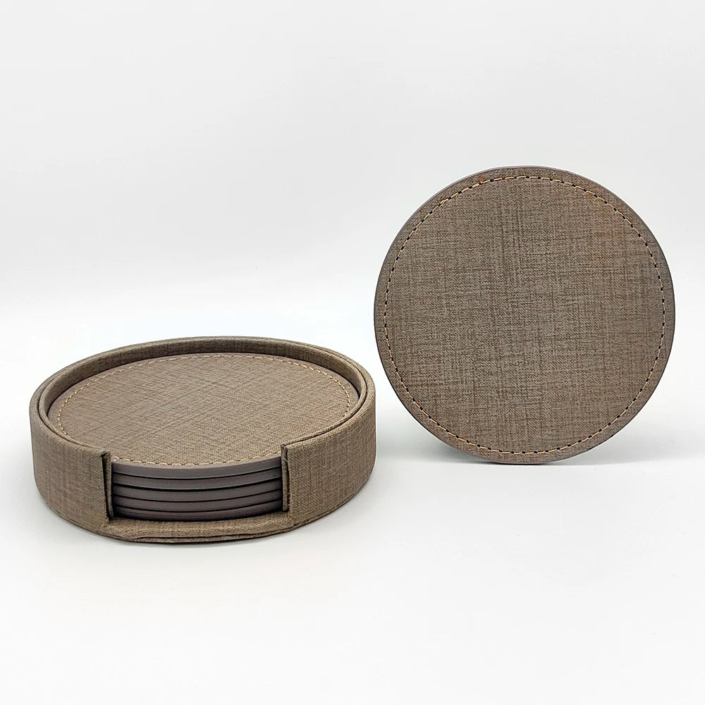 Un ensemble de sous-verres en tissu brun foncé avec une surface texturée et des bords finement cousus, offrant un design élégant et pratique pour protéger les surfaces de table.