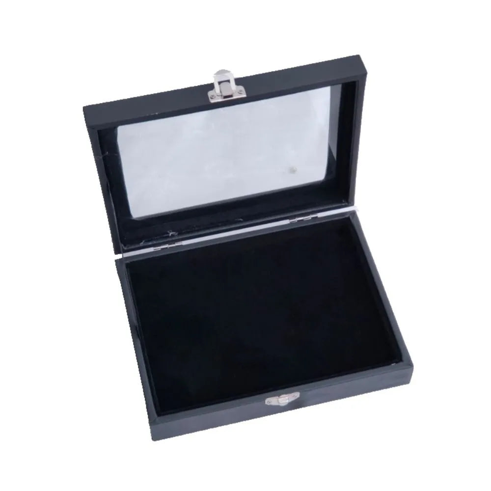 boîte bijoux contemporaine verre transparent fond noir pin's rectangle minimaliste respectueux environnement