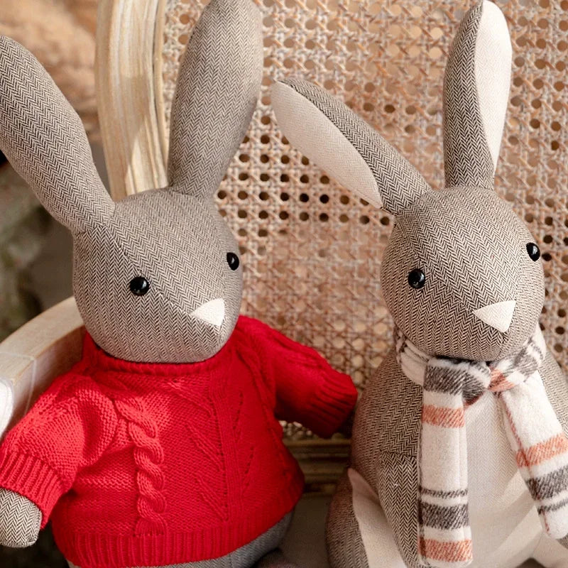 Vue rapprochée du cale-porte lapin en peluche montrant sa texture douce