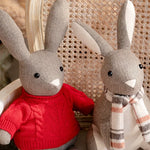 Vue rapprochée du cale-porte lapin en peluche montrant sa texture douce